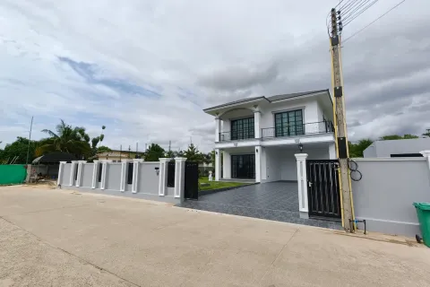 Casa de 4 dormitorios en Pattaya, Tailandia № 212259 - foto 3