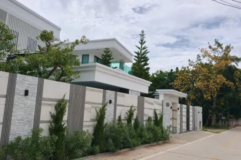 Casa de 4 dormitorios en Pattaya, Tailandia № 212259 - foto 2