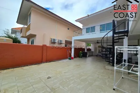 Casa de 5 dormitorios en Pattaya, Tailandia № 213429 - foto 3