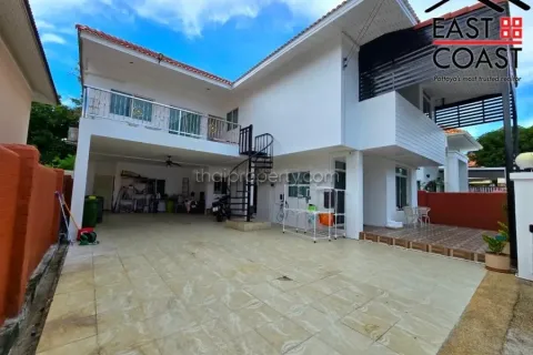Casa de 5 dormitorios en Pattaya, Tailandia № 213429 - foto 2