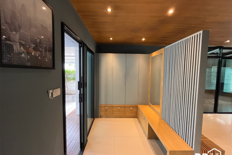 House in Bangkok, Thailand 4 bedrooms № 189391 - photo 1