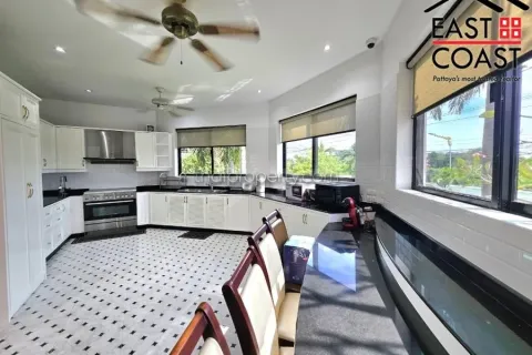 Casa de 4 dormitorios en Pattaya, Tailandia № 213183 - foto 17