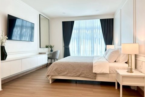 Condo in Pathum Wan, Bangkok, Thailand, 3 bedrooms № 178878 - photo 4