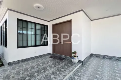 Casa de 3 dormitorios en Pattaya, Tailandia № 211595 - foto 2