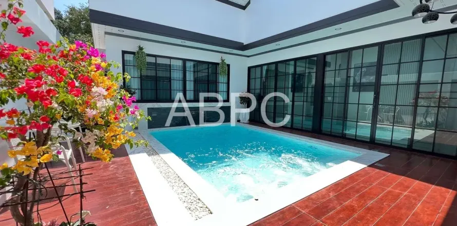 Casa de 3 dormitorios en Pattaya, Tailandia № 211595