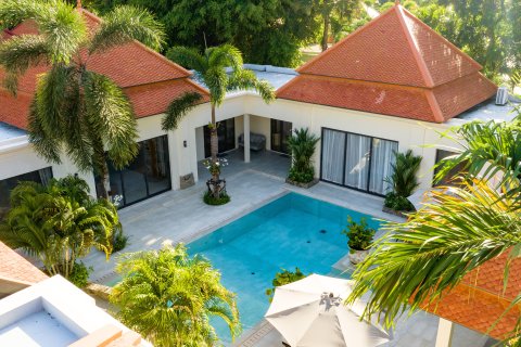 Villa in Phuket, Thailand 4 bedrooms № 151674 - photo 1