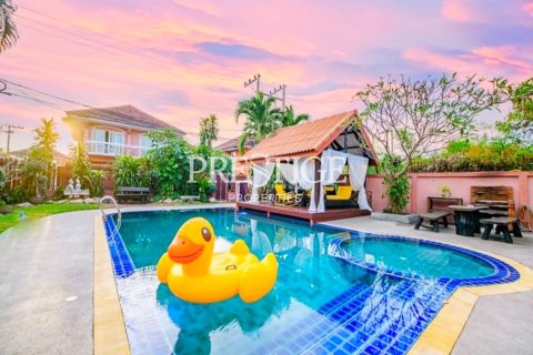 House in Pattaya, Thailand 5 bedrooms № 198648
