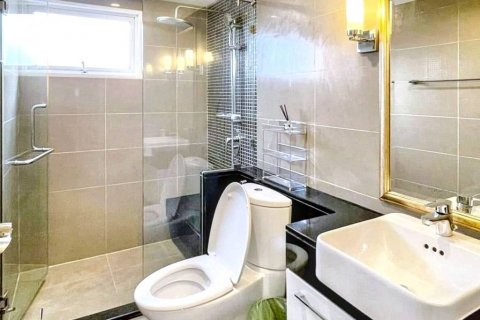 Кондоминиум с 2 спальнями в Хуай Кванге, Бангкок, Таиланд № 135181 - фото 8