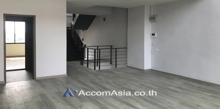 Reihenhaus in Suan Luang, Bangkok, Thailand 4 Schlafzimmer № 215779