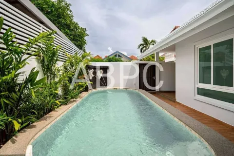 Casa de 4 dormitorios en Pattaya, Tailandia № 211657 - foto 3