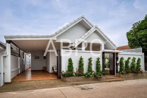 Casa de 4 dormitorios en Pattaya, Tailandia № 211657 - foto 4