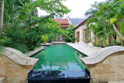 House in Pattaya, Thailand 5 bedrooms № 157715