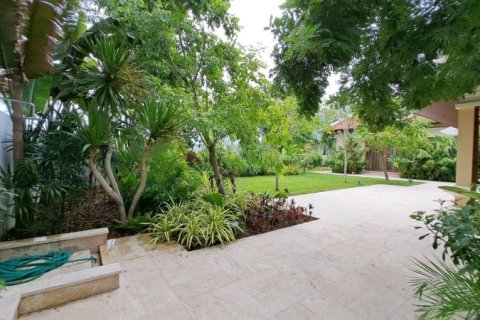 House in Pattaya, Thailand 5 bedrooms № 157715 - photo 11