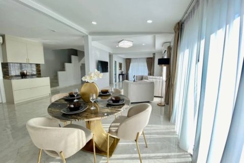 House in Pattaya, Thailand 5 bedrooms № 157716 - photo 3
