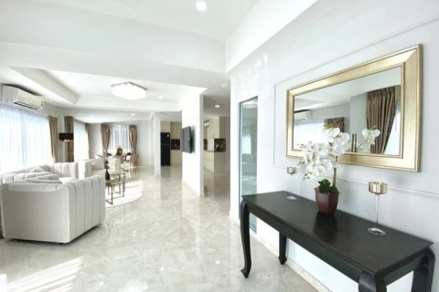 House in Pattaya, Thailand 5 bedrooms № 157716 - photo 9