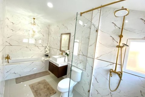 House in Pattaya, Thailand 5 bedrooms № 157716 - photo 12