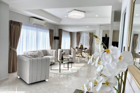 House in Pattaya, Thailand 5 bedrooms № 157716 - photo 2