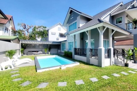 House in Pattaya, Thailand 5 bedrooms № 157716
