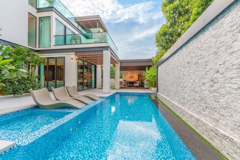 Дом в Паттайе, Таиланд с 6 спальнями  № 135324 - фото 1