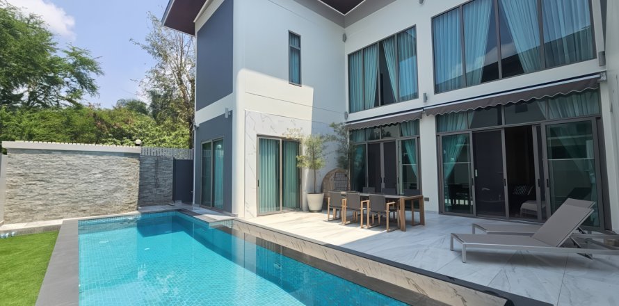House in Pattaya, Thailand 5 bedrooms № 155704
