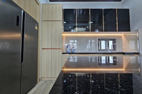 House in Pattaya, Thailand 5 bedrooms № 155704 - photo 8