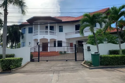 Villa in Pattaya, Thailand 4 bedrooms № 155703 - photo 2