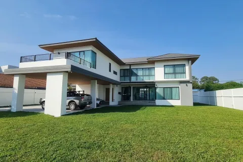 House in Pattaya, Thailand 4 bedrooms № 155707 - photo 1