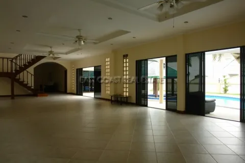 Casa de 7 dormitorios en Pattaya, Tailandia № 213603 - foto 11