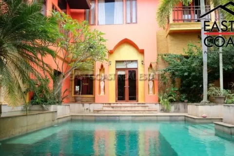 Casa de 4 dormitorios en Pattaya, Tailandia № 213602 - foto 3
