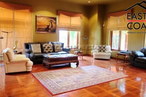 Casa de 4 dormitorios en Pattaya, Tailandia № 213602 - foto 15