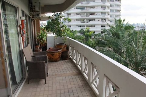 Condo in Wang Thonglang, Bangkok, Thailand, 2 bedrooms  № 161459 - photo 6