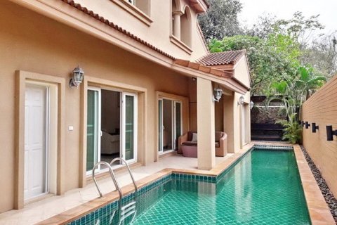 House in Pattaya, Thailand 3 bedrooms № 223057