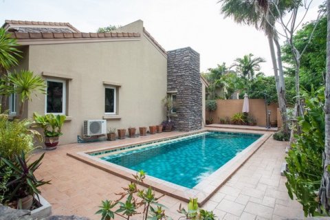 House in Pattaya, Thailand 3 bedrooms № 223053