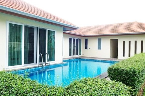 House in Pattaya, Thailand 5 bedrooms № 223059
