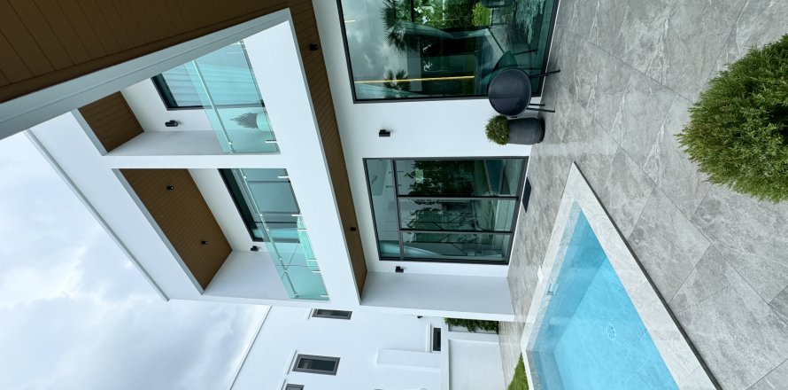 Villa in Pattaya, Thailand 4 bedrooms № 150968
