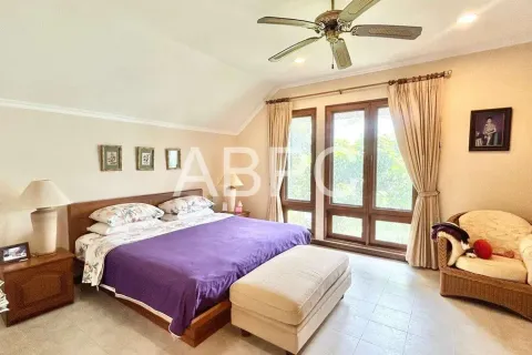 Casa de 4 dormitorios en Pattaya, Tailandia № 211710 - foto 16