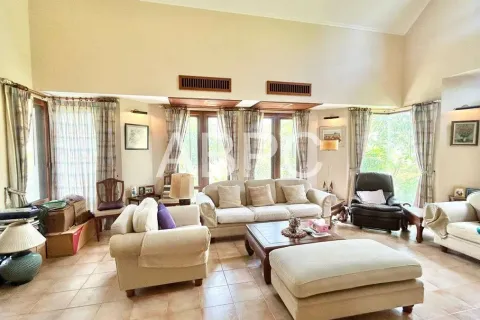 Casa de 4 dormitorios en Pattaya, Tailandia № 211710 - foto 10