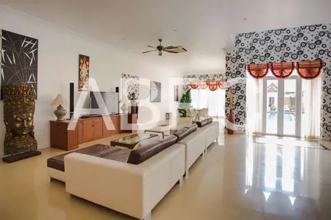 Casa de 5 dormitorios en Pattaya, Tailandia № 211711 - foto 8