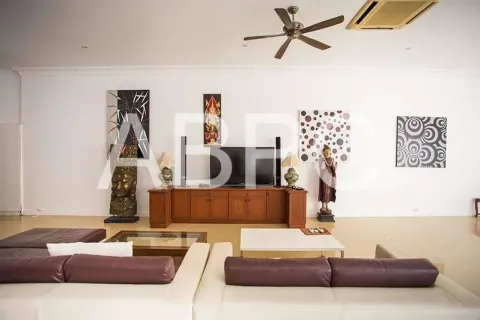 Casa de 5 dormitorios en Pattaya, Tailandia № 211711 - foto 5