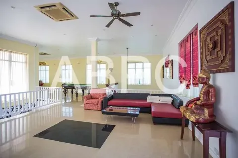Casa de 5 dormitorios en Pattaya, Tailandia № 211711 - foto 3