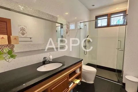 Casa de 4 dormitorios en Pattaya, Tailandia № 211712 - foto 3