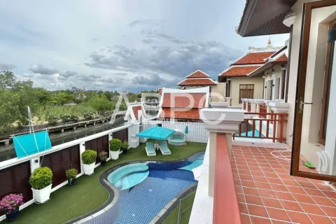 Casa de 4 dormitorios en Pattaya, Tailandia № 211712 - foto 16