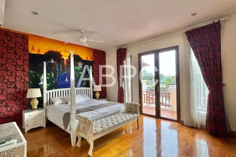 Casa de 4 dormitorios en Pattaya, Tailandia № 211712 - foto 11