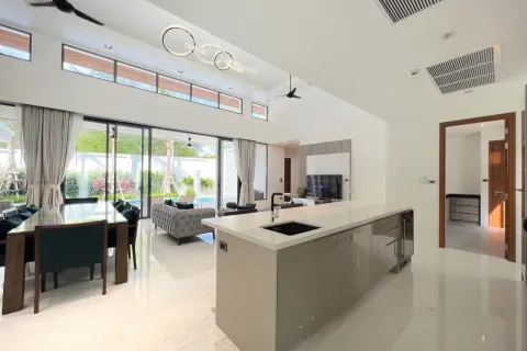 Villa in Phuket, Thailand 4 bedrooms № 160675 - photo 25