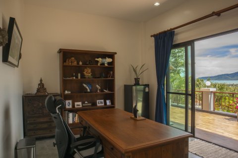 Villa in Phuket, Thailand 4 bedrooms № 160677 - photo 22
