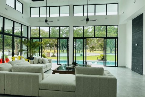 Villa in Pattaya, Thailand 4 bedrooms № 171177 - photo 15