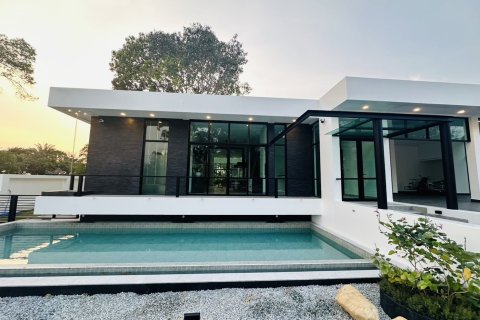 Villa in Pattaya, Thailand 4 bedrooms № 171177 - photo 2