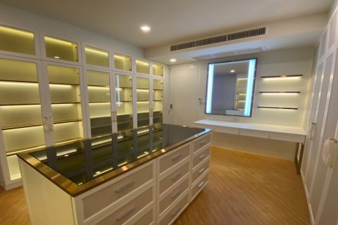 Condo in Watthana, Bangkok, Thailand, 6 bedrooms № 200913 - photo 4