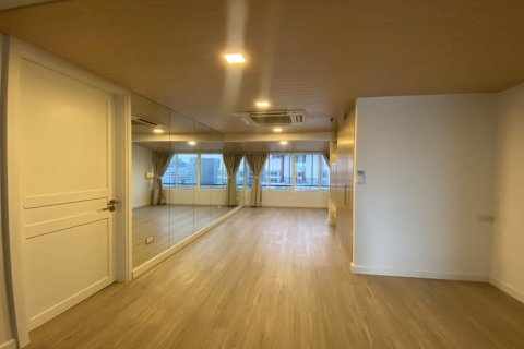 Condo in Watthana, Bangkok, Thailand, 6 bedrooms № 200913 - photo 8
