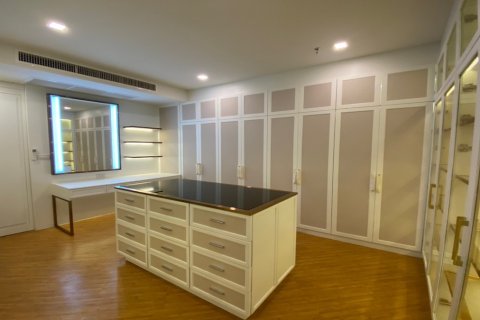 Condo in Watthana, Bangkok, Thailand, 6 bedrooms № 200913 - photo 3